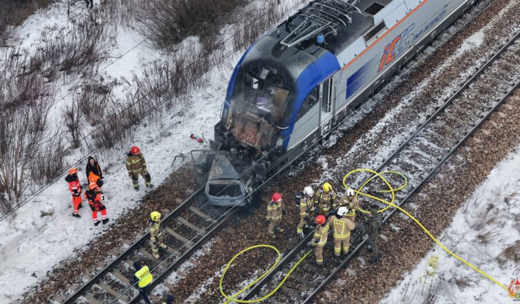 Bezpieczeństwo na przejazdach kolejowych to nie teoria. Płonący samochód i lokomotywa. Dramatyczne chwile na torach
