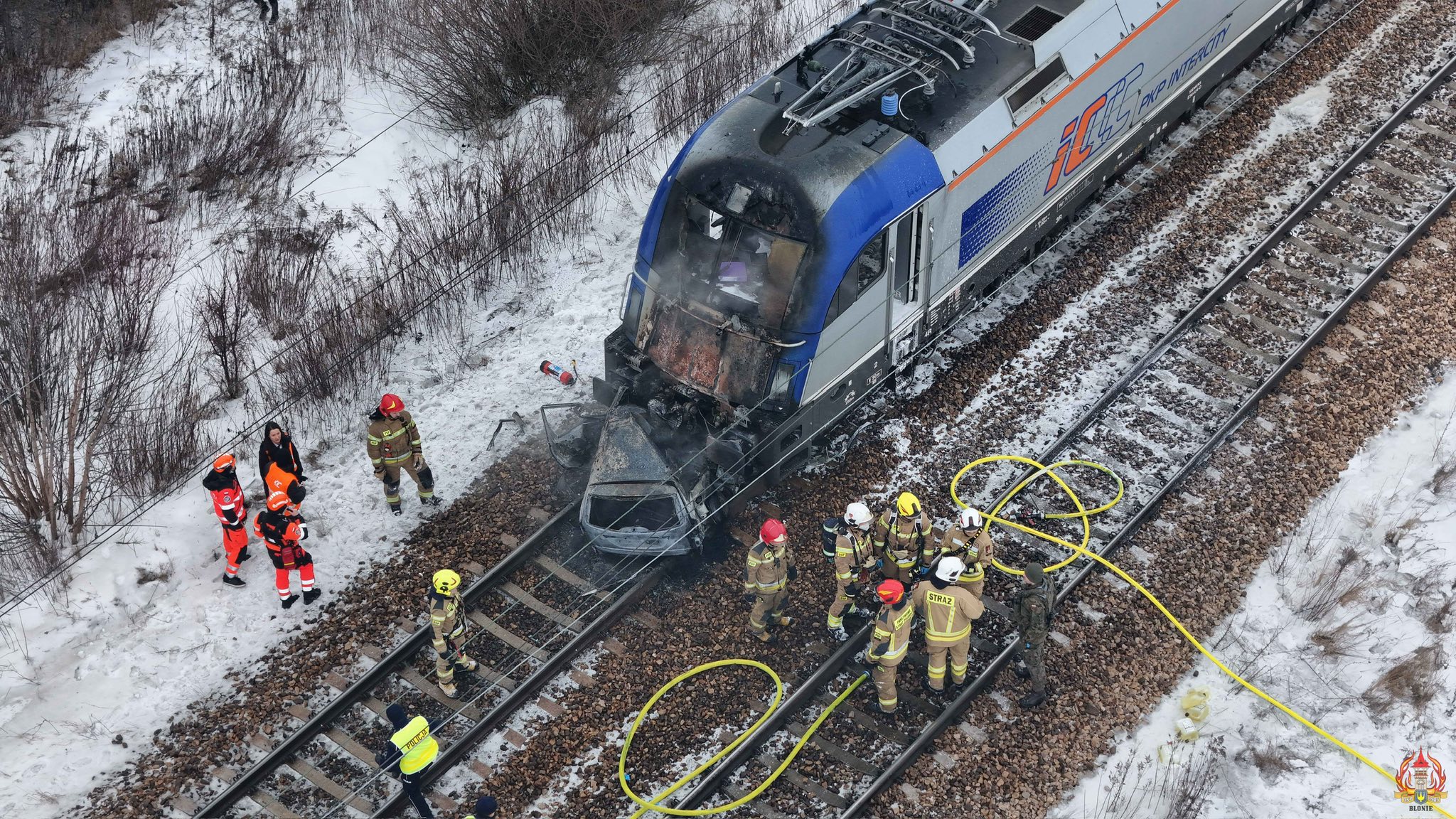 Bezpieczeństwo na przejazdach kolejowych to nie teoria. Płonący samochód i lokomotywa. Dramatyczne chwile na torach