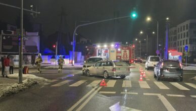 Zderzenie dwóch samochodów na ul. Skorupki. Interweniowała straż pożarna, policja i pogotowie.