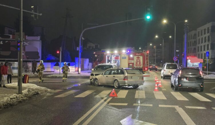 Zderzenie dwóch samochodów na ul. Skorupki. Interweniowała straż pożarna, policja i pogotowie.