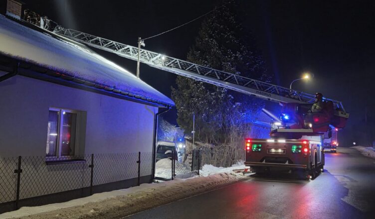 Pożar sadzy w przewodzie kominowym. Strażacy zapobiegli tragedii