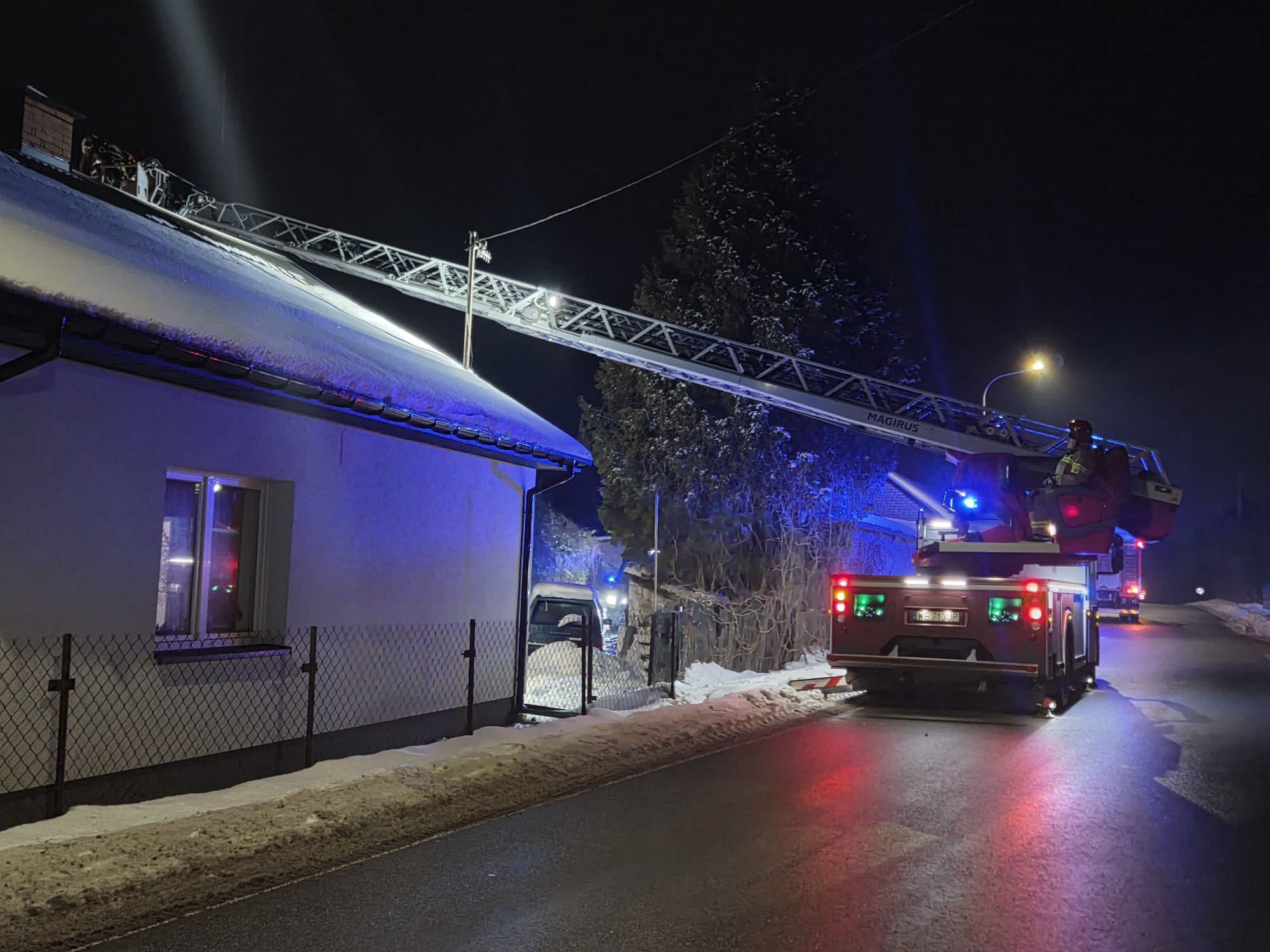 Pożar sadzy w przewodzie kominowym. Strażacy zapobiegli tragedii