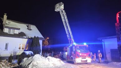 Z komina unosił się ogień. Strażacy walczyli o bezpieczeństwo mieszkańców.
