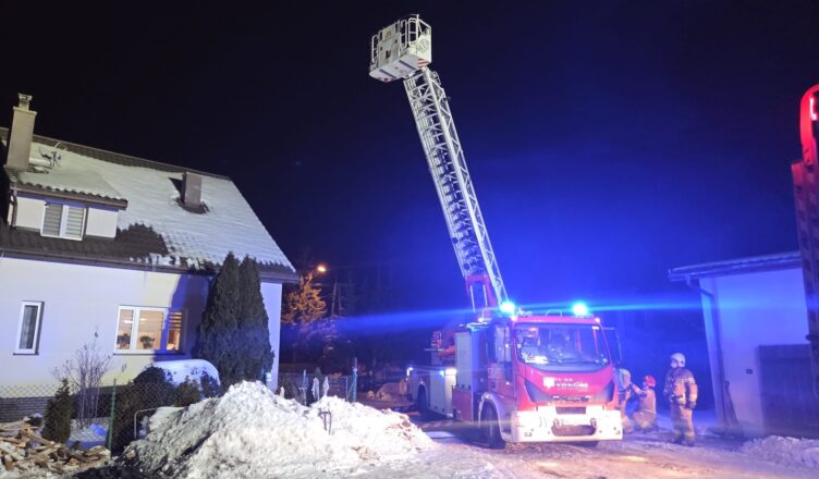 Z komina unosił się ogień. Strażacy walczyli o bezpieczeństwo mieszkańców.