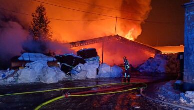 Ogień, dym i zawalony dach. Groźny pożar hali z odpadami w Nowym Modlinie