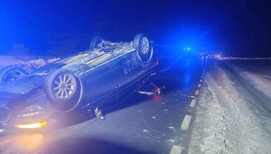 Chwila nieuwagi mogła zakończyć się tragedią. Dachowanie na DK50 w Sochocinie