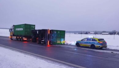 Ślisko, niebezpiecznie i bez marginesu błędu. Ciężarówki w rowach, pasy zablokowane.