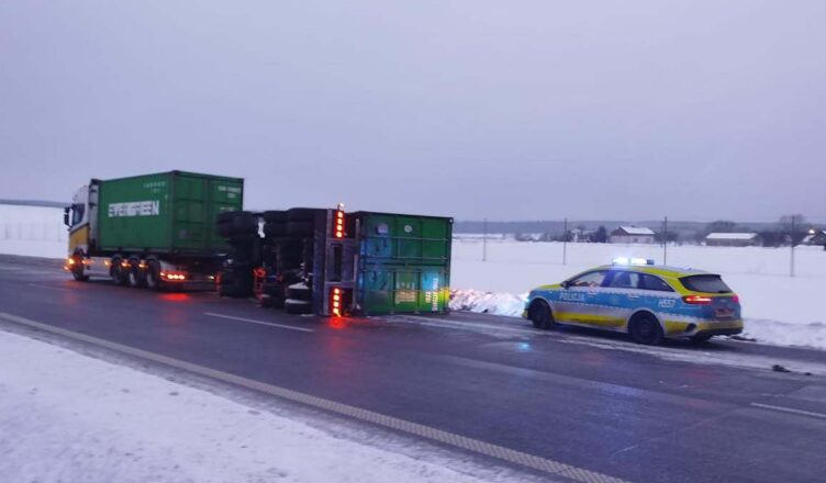 Ślisko, niebezpiecznie i bez marginesu błędu. Ciężarówki w rowach, pasy zablokowane.