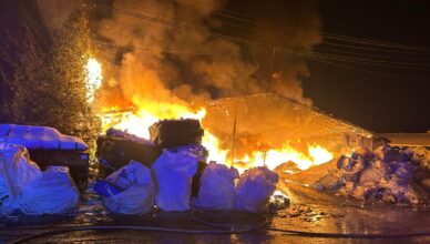 Płomienie widoczne z kilometrów. Nocna walka strażaków z potężnym pożarem hali w Nowym Modlinie