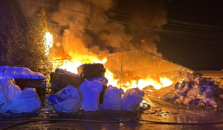 Płomienie widoczne z kilometrów. Nocna walka strażaków z potężnym pożarem hali w Nowym Modlinie