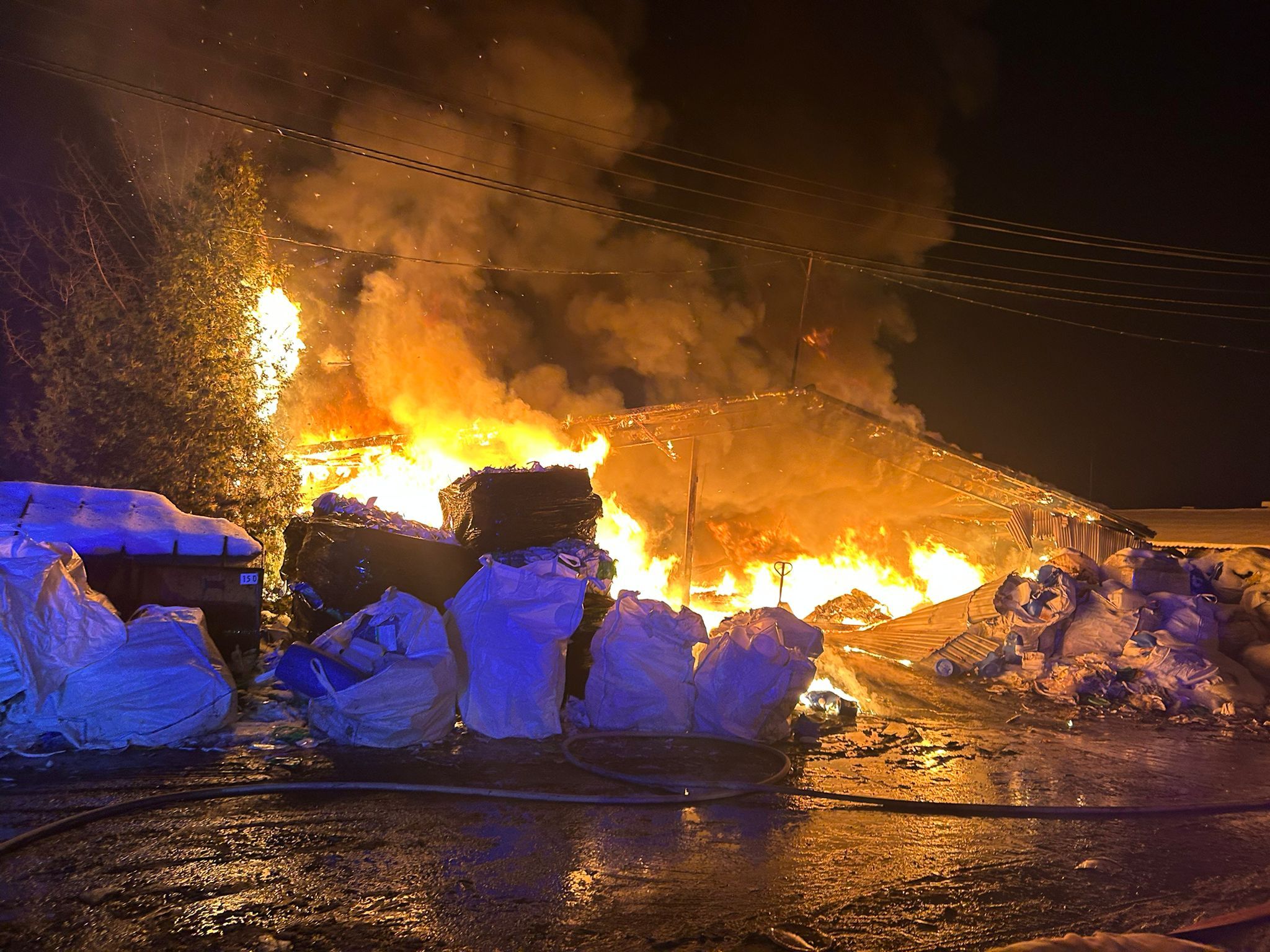 Płomienie widoczne z kilometrów. Nocna walka strażaków z potężnym pożarem hali w Nowym Modlinie