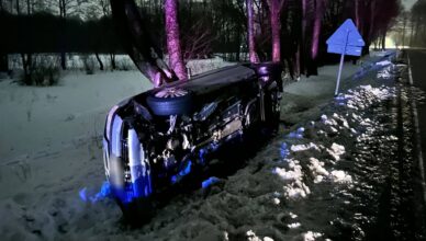 Na DW632 Opel wypadł z drogi i przewrócił się na bok. Szokujące ustalenia policji. Kierowca miał blisko 2,4 promila .