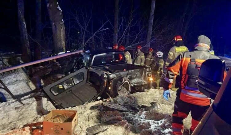 Poważny wypadek na DW 634 w Starych Grabiach. Zderzenie busa i osobówki