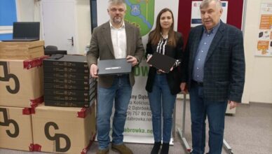 Nowoczesny sprzęt komputerowy trafił do szkół w Gminie Dąbrówka