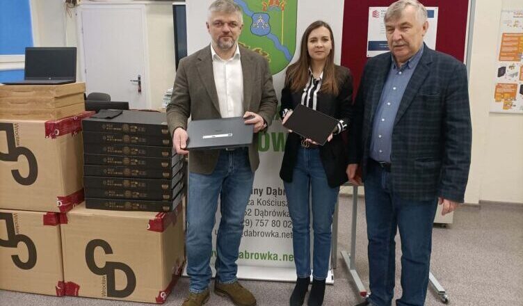 Nowoczesny sprzęt komputerowy trafił do szkół w Gminie Dąbrówka
