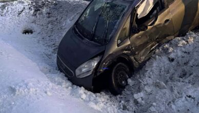Groźne zderzenie w Ciemnem. Jeden z pojazdów wpadł do rowu