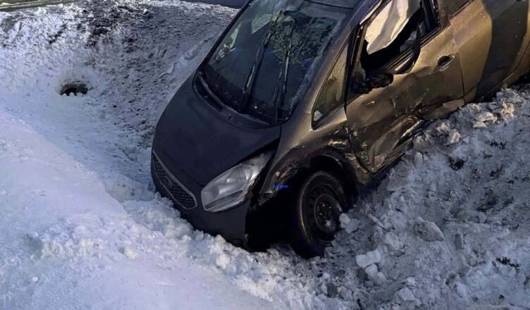 Groźne zderzenie w Ciemnem. Jeden z pojazdów wpadł do rowu