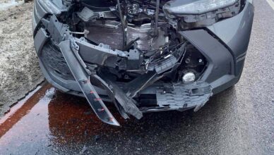 Na DW631 oderwane koła ciężarówki uderzyły w dwa samochody