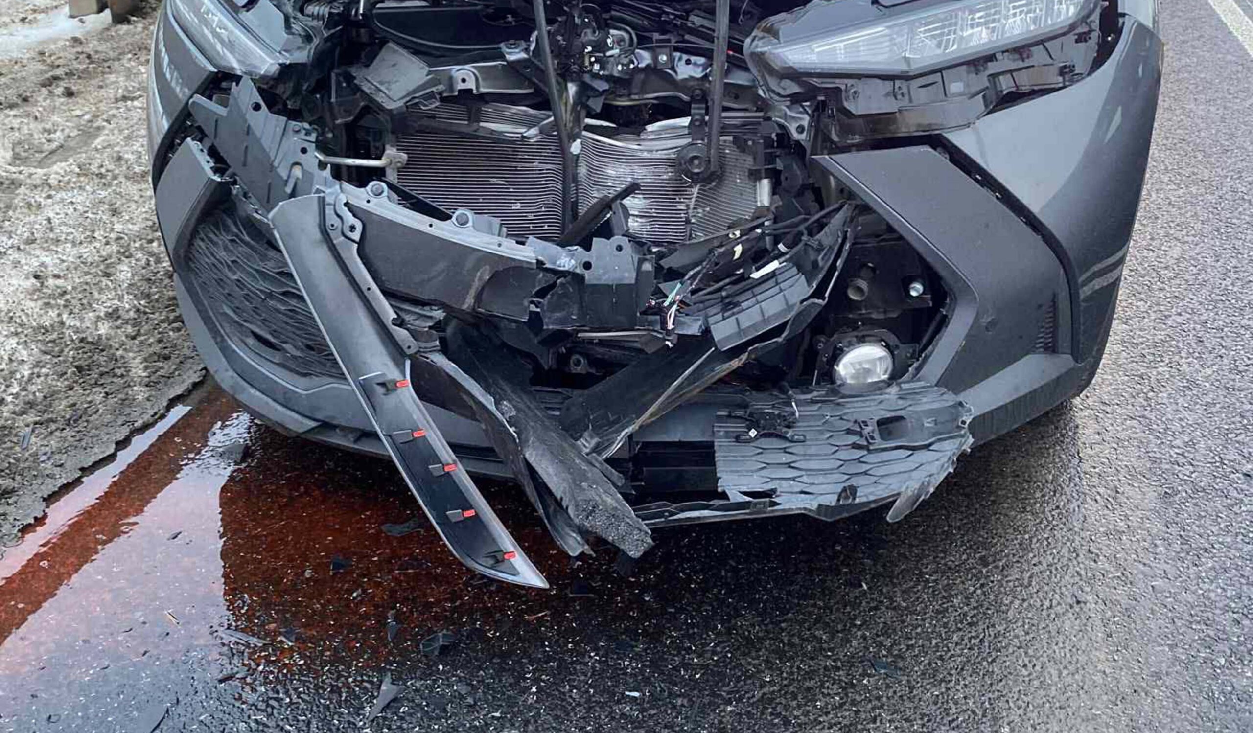 Na DW631 oderwane koła ciężarówki uderzyły w dwa samochody