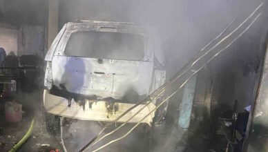 Pożar warsztatu samochodowego w Karpinie. Samochód w ogniu, szybka interwencja służb 