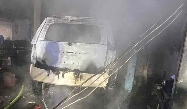 Pożar warsztatu samochodowego w Karpinie. Samochód w ogniu, szybka interwencja służb 