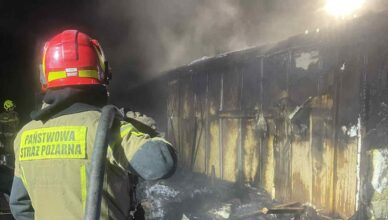 Chwile grozy w Kuligowie. Ogień strawił budynek – dramatyczna walka strażaków z żywiołem