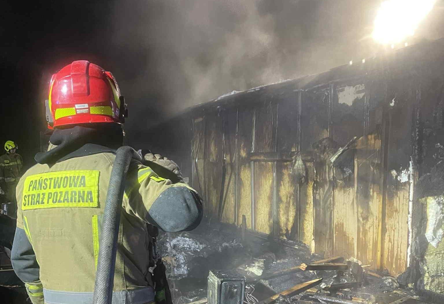 Chwile grozy w Kuligowie. Ogień strawił budynek – dramatyczna walka strażaków z żywiołem