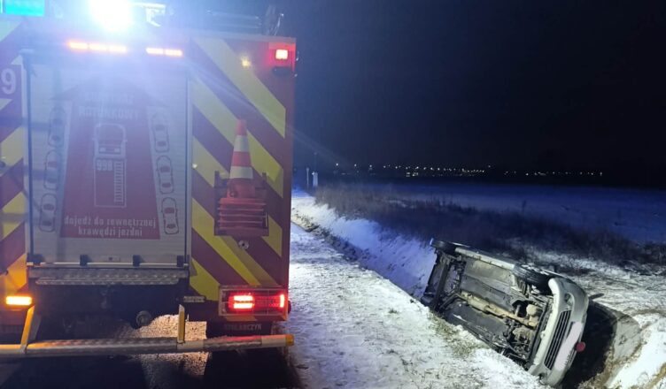 Dachowanie groziło tragedią? Interwencja służb w Małopolu