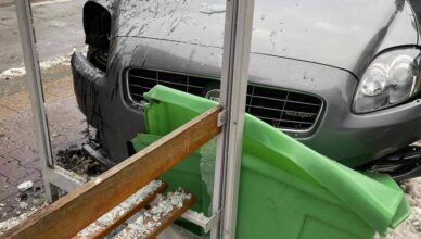 W Ząbkach samochód osobowy uderzył w przystanek autobusowy