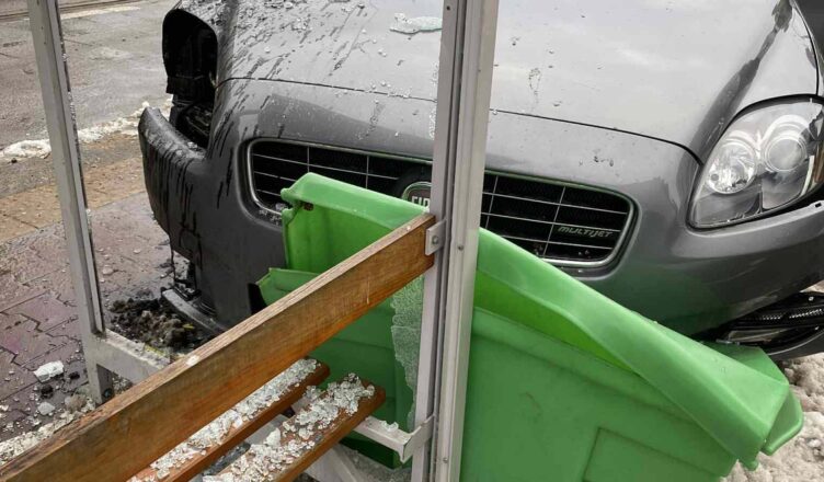 W Ząbkach samochód osobowy uderzył w przystanek autobusowy