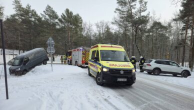 Zderzenie trzech pojazdów w Markach. Interweniowały służby ratunkowe.
