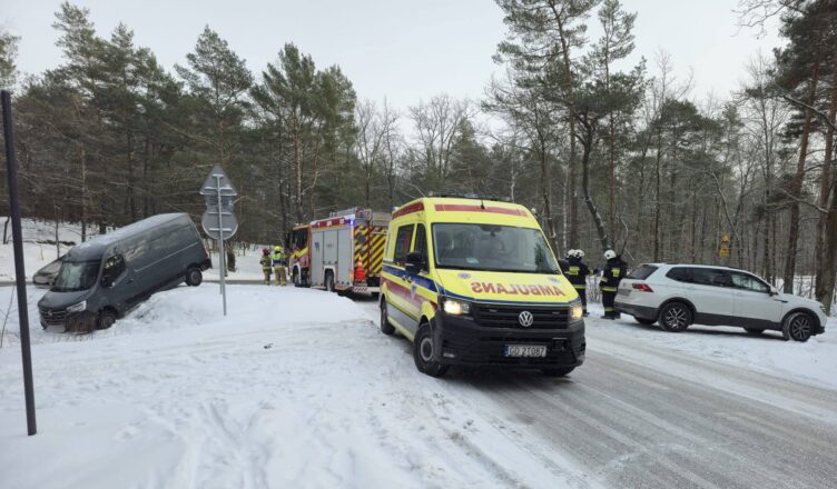 Zderzenie trzech pojazdów w Markach. Interweniowały służby ratunkowe.