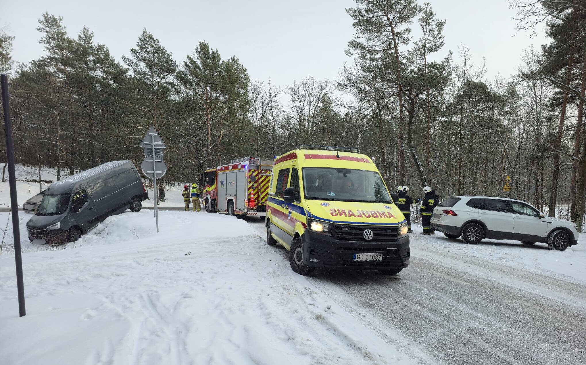 Zderzenie trzech pojazdów w Markach. Interweniowały służby ratunkowe.