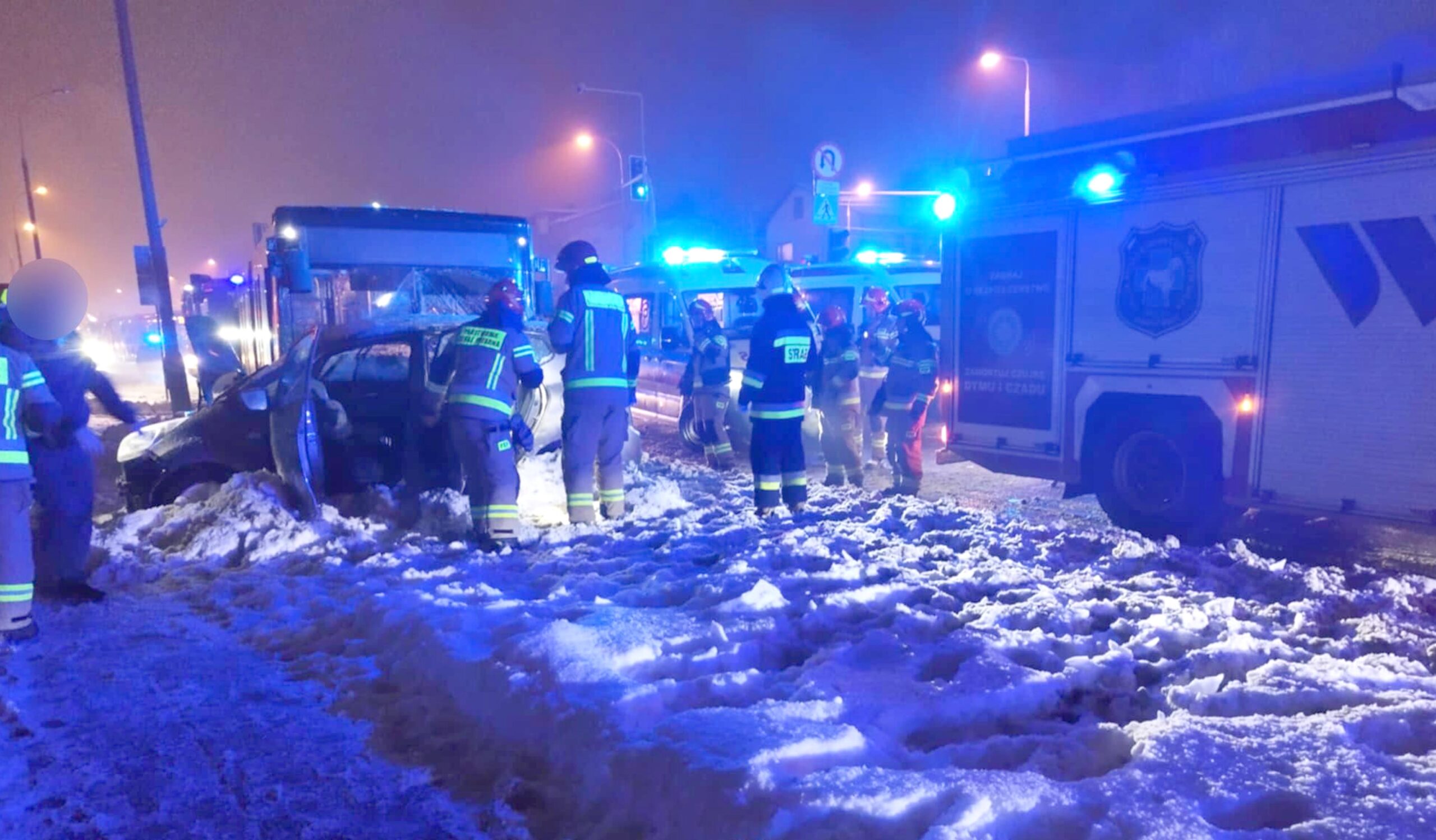 Groźny wypadek w Markach. Autobus zderzył się z samochodem osobowym – dwie osoby ranne