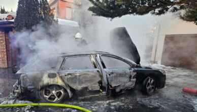 Płonący samochód w Markach. Szybka i zdecydowana akcja strażaków.