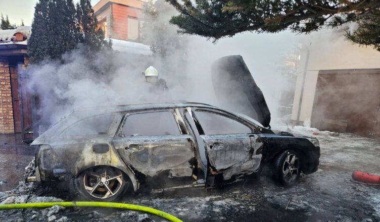 Płonący samochód w Markach. Szybka i zdecydowana akcja strażaków.