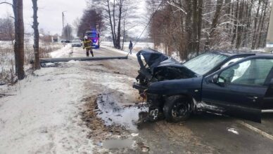 Samochód uderzył w słup energetyczny w Rojkowie. Interweniowały służby.