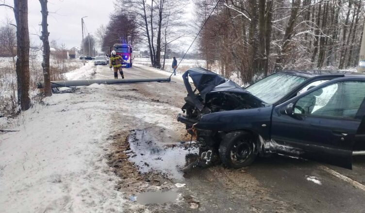 Samochód uderzył w słup energetyczny w Rojkowie. Interweniowały służby.