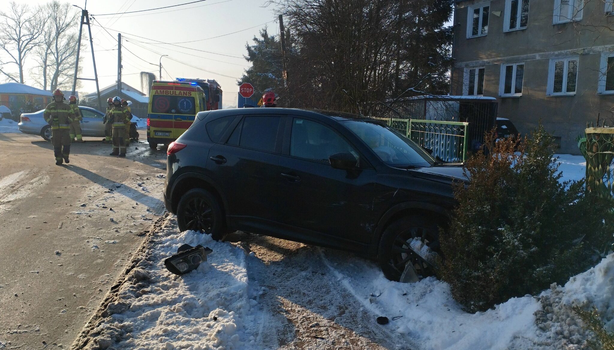 Zderzenie dwóch aut na ul. Szkolnej. Jedna z osobówek roztrzaskana o ogrodzenie