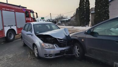 Czołowe zderzenie osobówek w Starych Grabiach. Groźny wypadek postawił na nogi służby