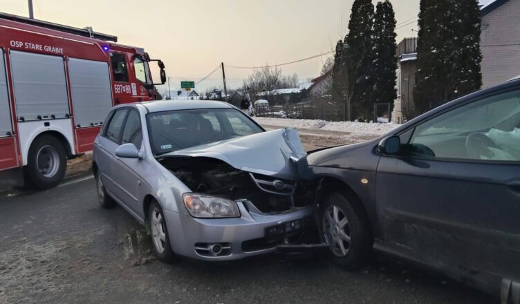 Czołowe zderzenie osobówek w Starych Grabiach. Groźny wypadek postawił na nogi służby