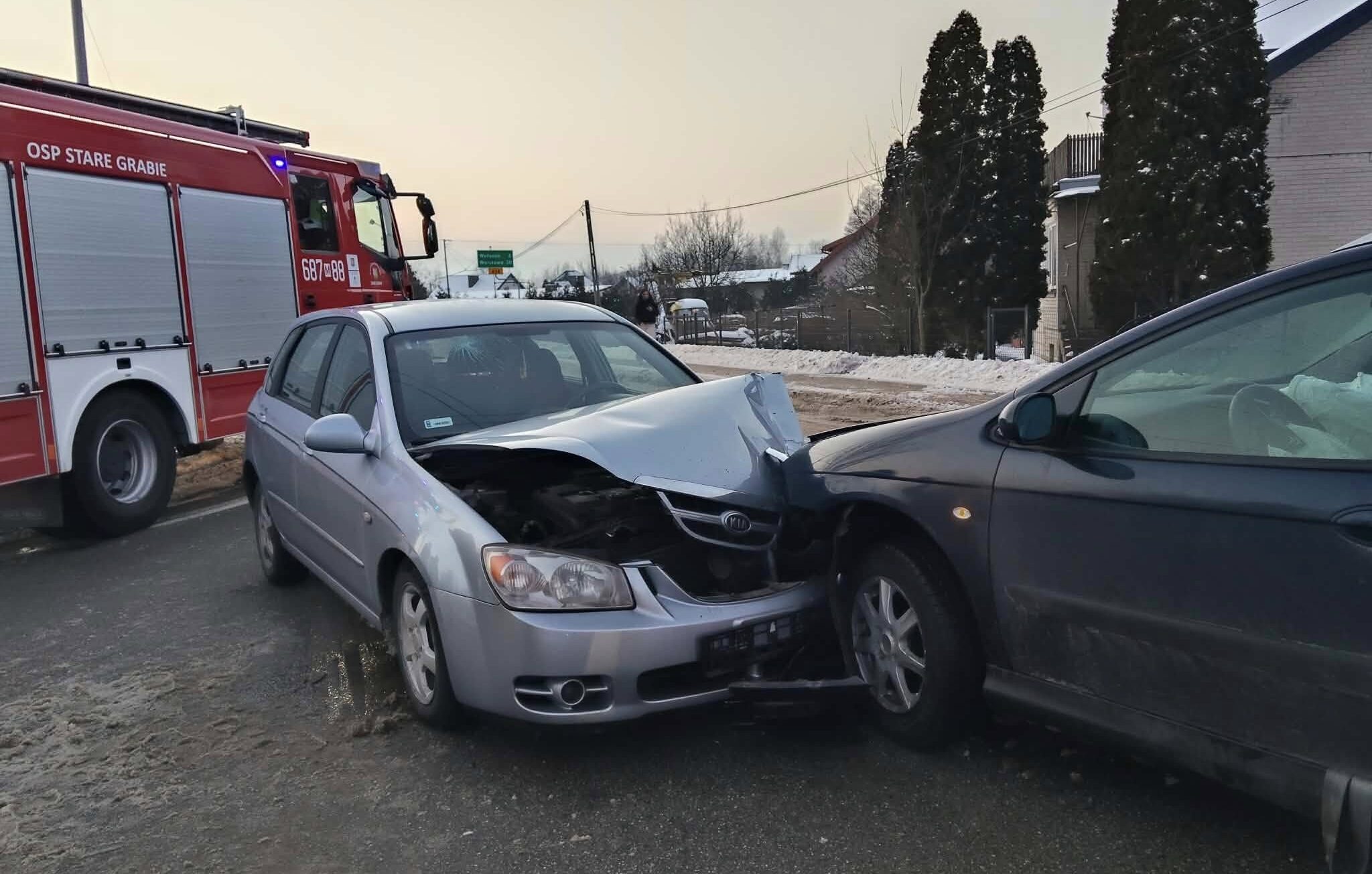Czołowe zderzenie osobówek w Starych Grabiach. Groźny wypadek postawił na nogi służby