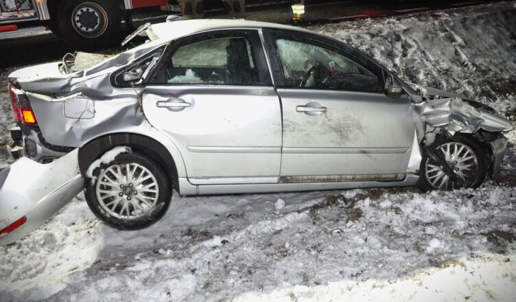 Prosto z drogi – trafili do policyjnej celi. Pijany kierowca Volvo miał blisko 2 promile.