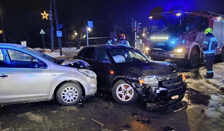 Groźne zderzenie dwóch pojazdów w Wołominie. Interweniowały służby.