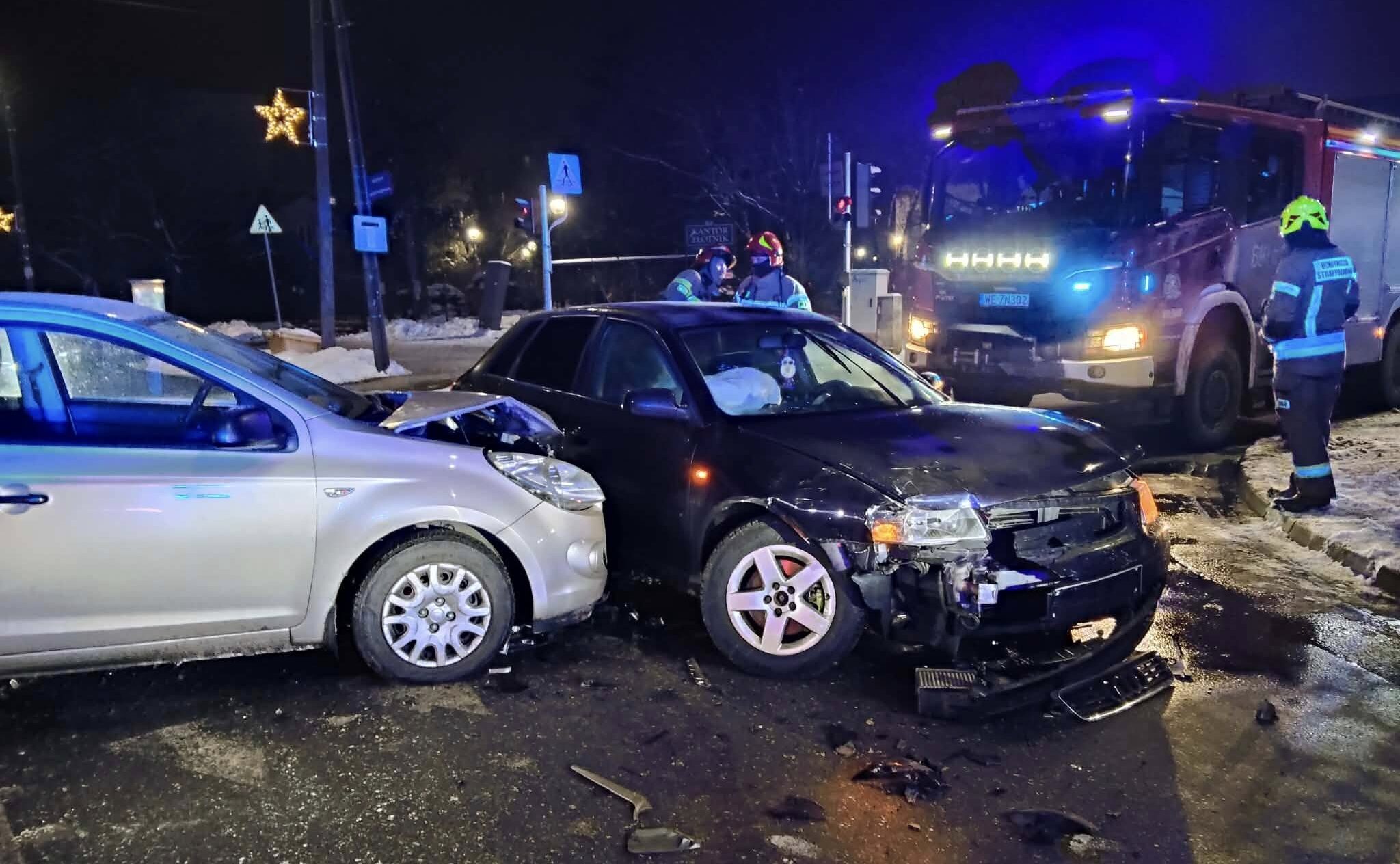 Groźne zderzenie dwóch pojazdów w Wołominie. Interweniowały służby.