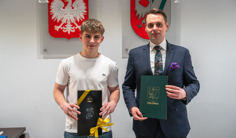 Zielonka - Dwusetny młody mieszkaniec odebrał zestaw upominkowy