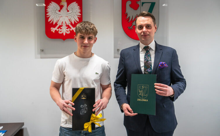 Zielonka - Dwusetny młody mieszkaniec odebrał zestaw upominkowy