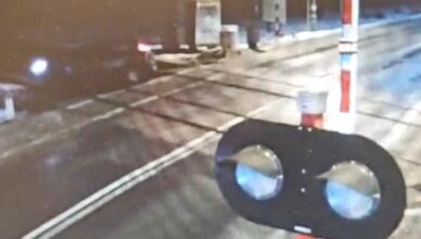 Gdy wjechał na torowisko był nietrzeźwy i obowiązywał go dożywotni zakaz prowadzenia pojazdów