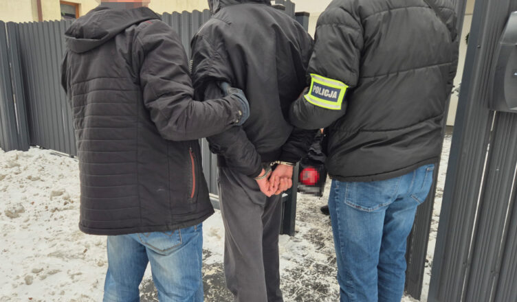 Negocjacje policjantek kontra zabarykadowany mężczyzna - został wyprowadzony w kajdankach