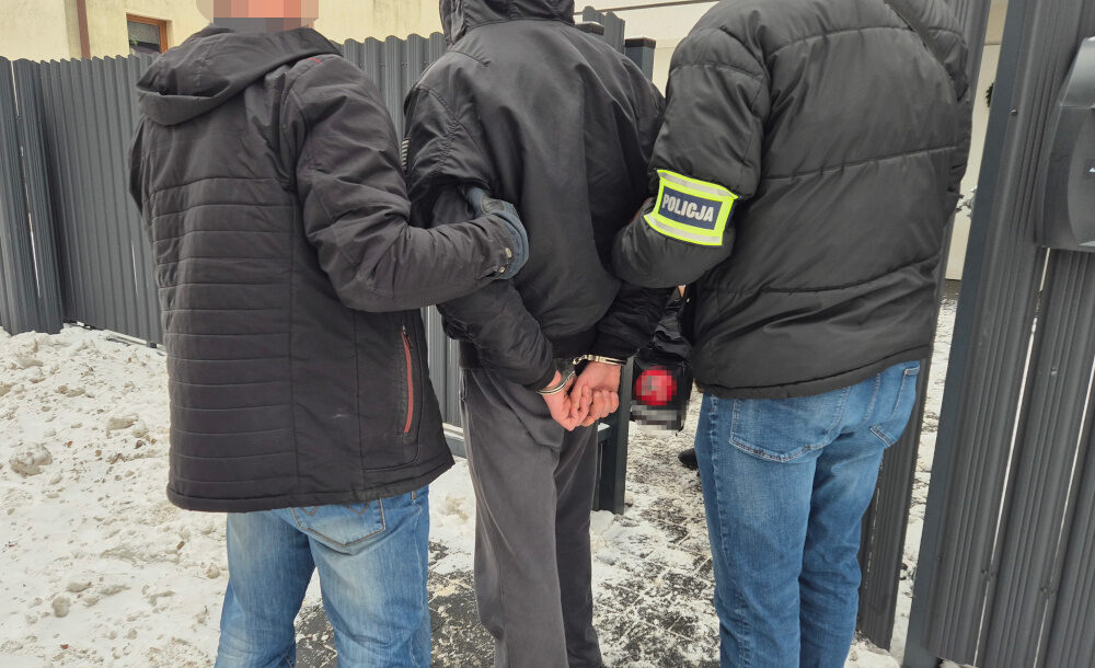 Negocjacje policjantek kontra zabarykadowany mężczyzna - został wyprowadzony w kajdankach